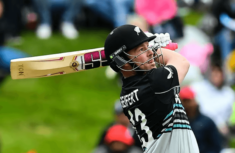 Big-hitting New Zealand crush Pakistan by five wickets for 2-0 lead